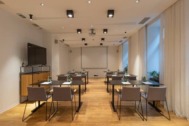 Sunumlar için hazır bir odanın içi