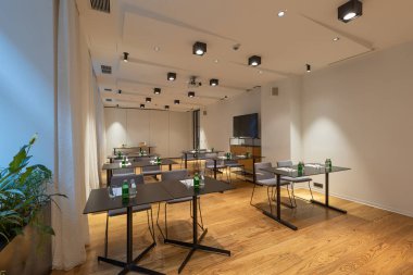 Modern oteldeki konferans odasının içi.