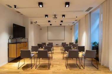 Sunumlar için hazır bir odanın içi