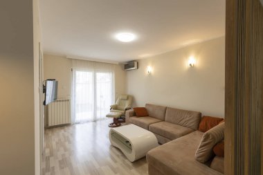 İçinde mobilyalar olan bir apartman dairesi.