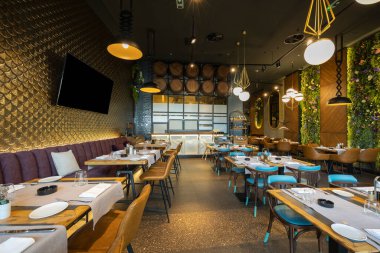 Çiçekli duvarları olan lüks bir restoranın içinde.