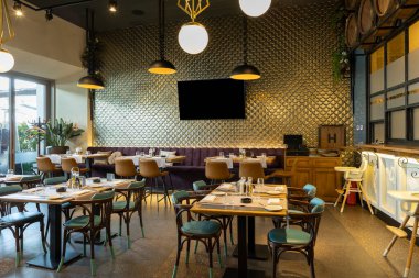 Altın duvarları olan modern lüks bir restoranın içinde.