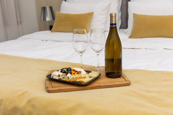 Antipasto Ορεκτικό Τυρί Επιτραπέζιο Κρασί Και Glases Ένα Κρεβάτι Ξενοδοχείου — Φωτογραφία Αρχείου