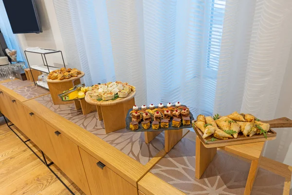 Tavola Dessert Buffet Allestita Nella Sala Riunioni — Foto Stock