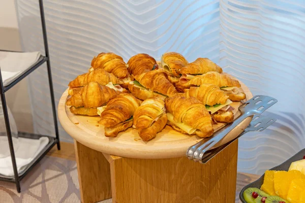 Sandwiches Croissant Servidos Una Tabla Madera —  Fotos de Stock