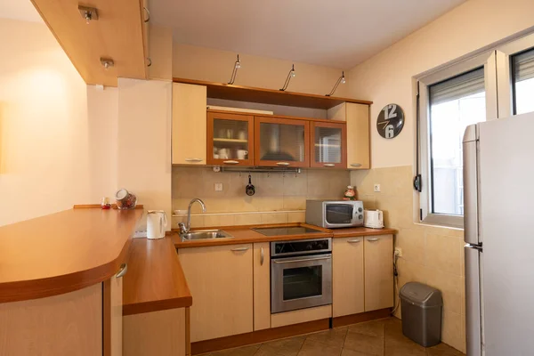 Kücheneinrichtung Mit Geräten Und Holzelementen — Stockfoto