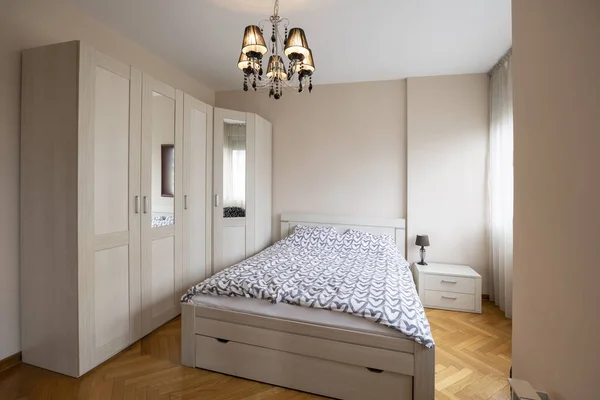 Dormitorio Interior Con Cama Principal Apartamento Alquiler —  Fotos de Stock