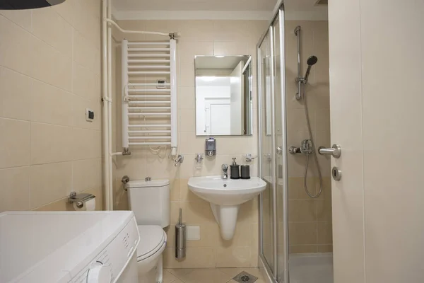 Inneneinrichtung Eines Badezimmers Einer Mietwohnung — Stockfoto
