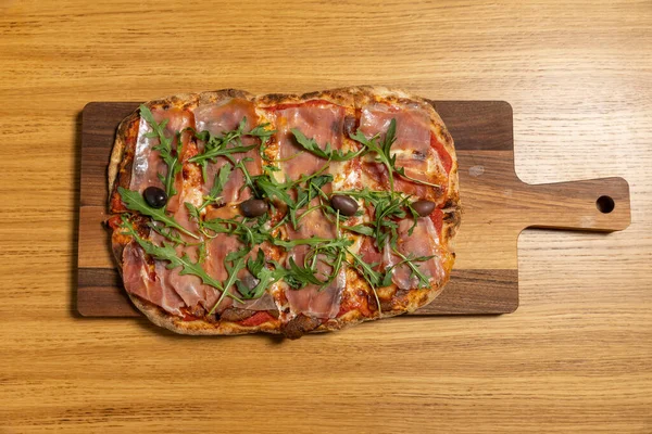Arugula Prosciutto Pizza Serveras Träskiva — Stockfoto