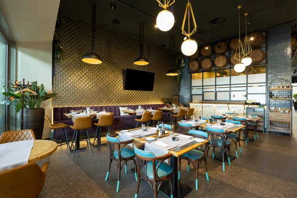 Intérieur Restaurant Luxe Moderne Avec Des Murs Dorés — Photo