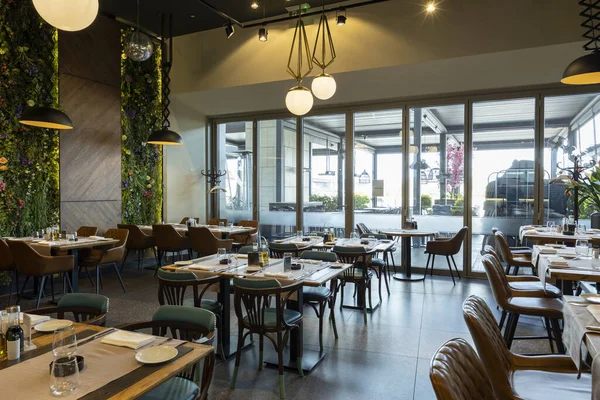 近代的な新しい空のレストランのインテリア — ストック写真