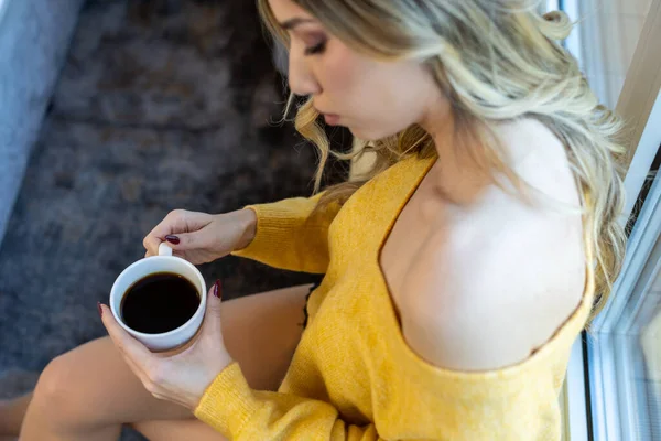 Schouder Foto Van Een Jonge Vrouw Die Koffie Drinkt — Stockfoto