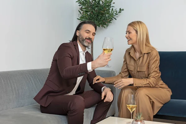 Attraktives Paar Mittleren Alters Trinkt Wein Hotelzimmer — Stockfoto