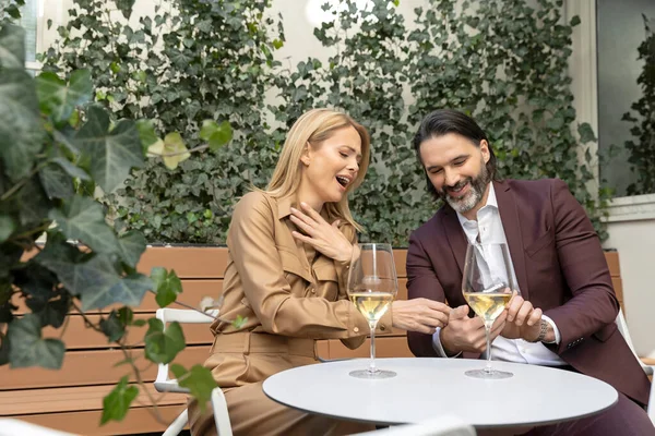 Joyeux Couple Buvant Vin Dans Restaurant Recherche Smartphone Souriant — Photo