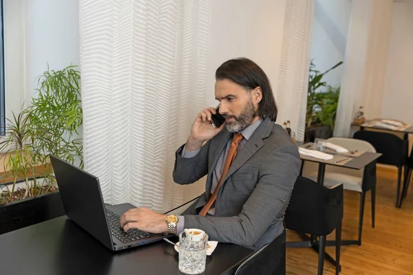 Geschäftsmann Mit Bart Anzug Spricht Auf Dem Smartphone Während Seinem — Stockfoto