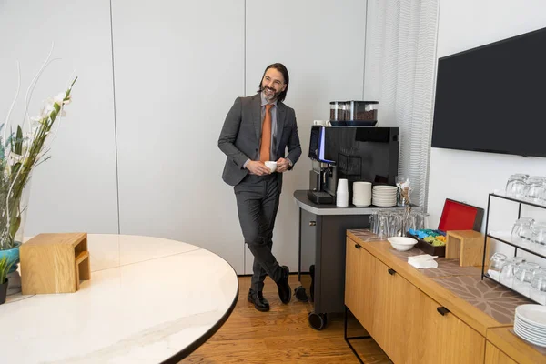 Geschäftsmann Der Büro Kaffee Zubereitet Lächelt — Stockfoto