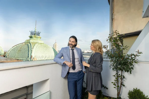 Business Couple Suit Having Casual Talk Hotel Terrace — Stock Photo, Image