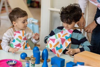 Montessori anaokulunda oynayan çocuklar