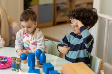 Montessori anaokulunda oynayan çocuklar