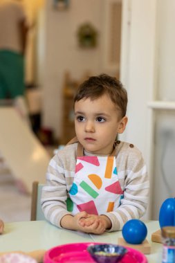 Montessori anaokulunda oynayan çocuklar