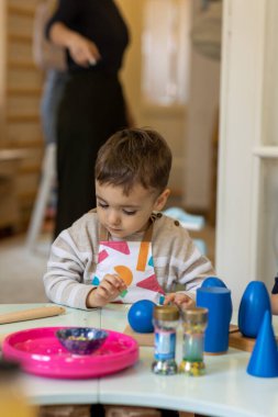 Montessori anaokulunda oynayan çocuklar