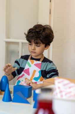 Montessori anaokulunda oynayan çocuklar