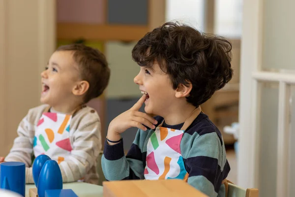 Bambini Che Giocano All Asilo Montessori — Foto Stock
