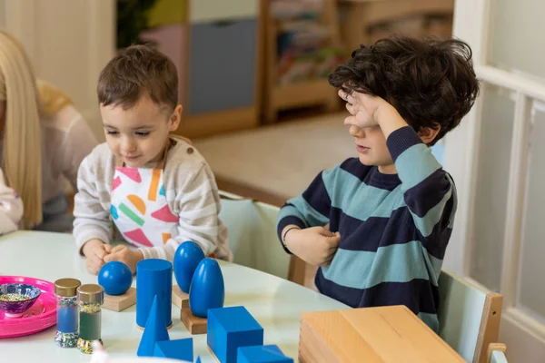 Kinderen Spelen Montessori Kleuterschool — Stockfoto