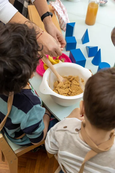 Montessori anaokulunda yemek hazırlayan çocuklar, muzlu kekler.