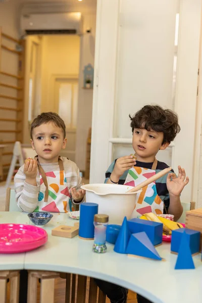 Bambini Che Preparano Cibo Nella Scuola Materna Montessori Cokies Banana — Foto Stock