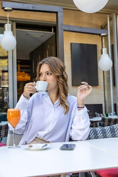 レストランでコーヒーを一人で飲む若い女性 — ストック写真