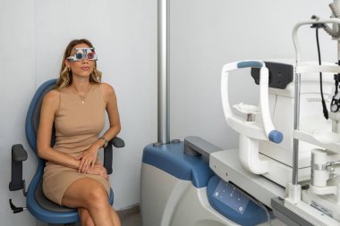 Göz muayenesi ve görüş testi. Doktor görme testlerini yapıyor.