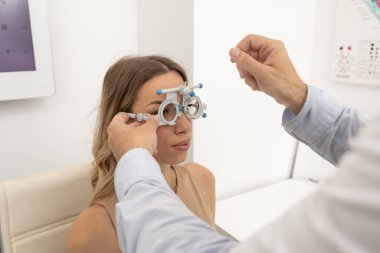 Gözlerin ve görüşün incelenmesi, diyopteri doktor belirler.