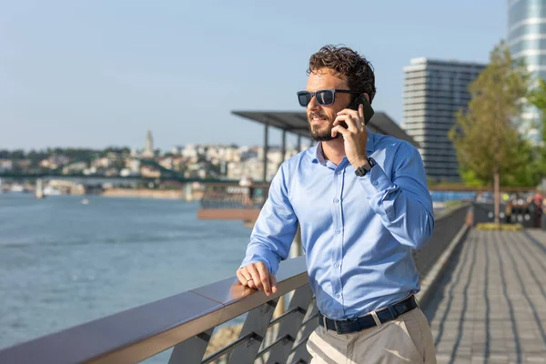 Jovem Empresário Conversando Smartphone Beira Rio — Fotografia de Stock