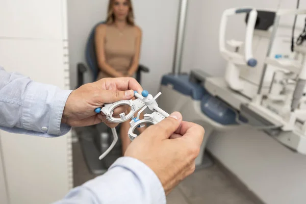 Médico Ocular Segurando Glases Para Exeminação Visão Exame Ocular Testes — Fotografia de Stock