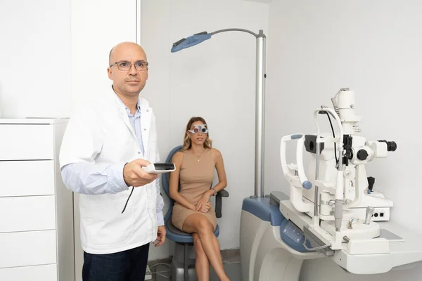 Exame Ocular Testes Visão Médico Que Realiza Testes Visão — Fotografia de Stock