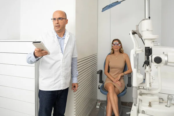 Exame Ocular Testes Visão Médico Que Realiza Testes Visão — Fotografia de Stock