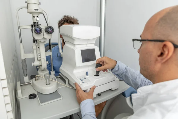 目と視力についての検査 総合的な眼科検査 — ストック写真