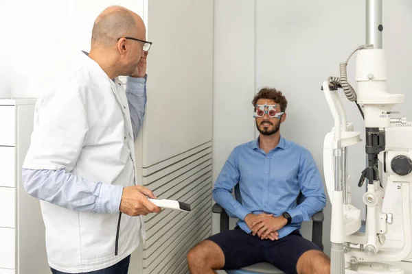 Médico Que Realiza Exame Ocular Testes Visão — Fotografia de Stock