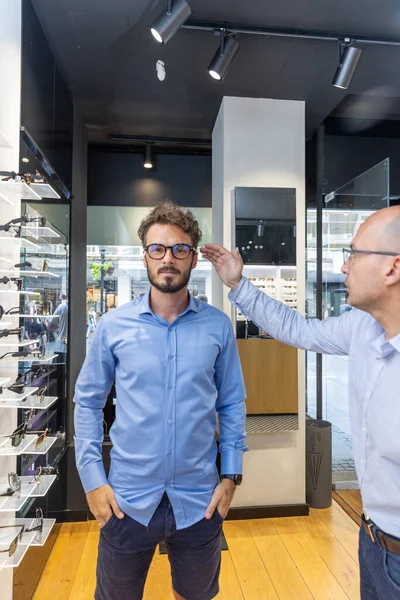 Optikerin Hilft Kunden Bei Der Brillenwahl — Stockfoto