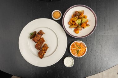 Domuz rostosu, çıtır çıtır domuz eti ve sebzelerle servis edilen üst manzara.