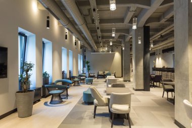 Bir otel salonu restoranının içinde.