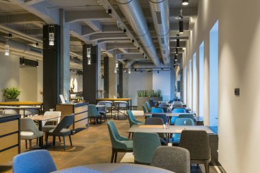 Bir otel salonu restoranının içinde.