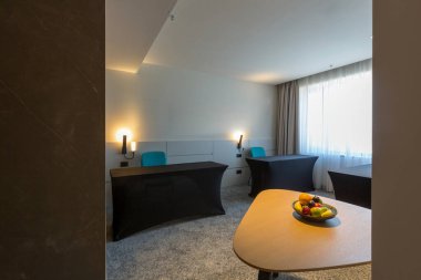 Küçük bir otel odası.