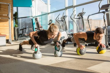 Modern spor salonunda birlikte çalışan yakışıklı çift.