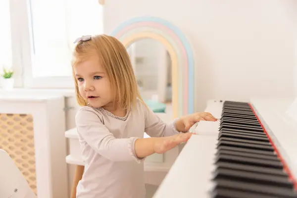 Petite Fille Jouant Piano — Photo