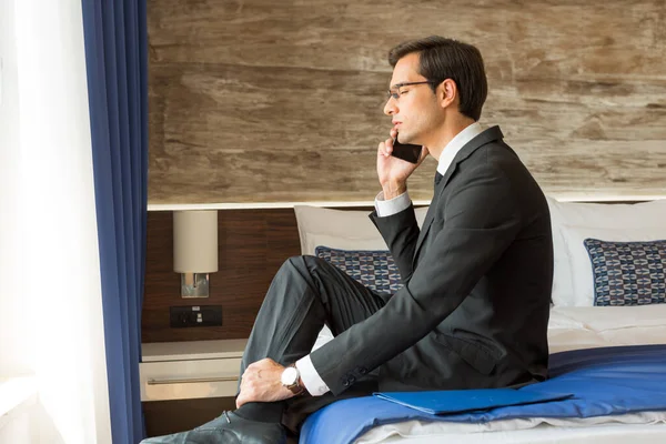 Biznesmen Garniturze Rozmawiający Przez Telefon Komórkowy Pokoju Hotelowym Złe Wieści — Zdjęcie stockowe