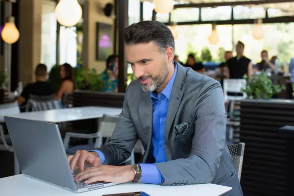 Przystojny Biznesmen Pracujący Laptopie Restauracji — Zdjęcie stockowe
