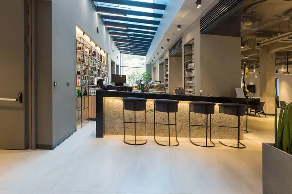 Boş, modern bir otel odasının içi.