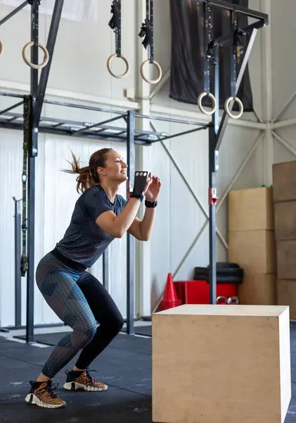 Fitness Kobieta Robi Box Jump Trening Cross Fit Siłowni — Zdjęcie stockowe